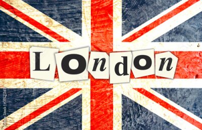Schriftzug London vor der britischen Flagge