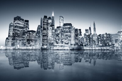 Schwarz-blaue Ansicht von Manhattan