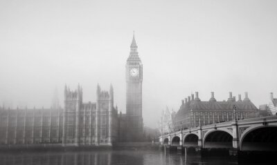 Schwarz-weiße Ansicht von London im Nebel