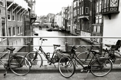 Schwarz-weiße Brücke mit Fahrrädern