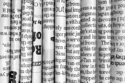 Schwarz-weiße gerollte Zeitungen