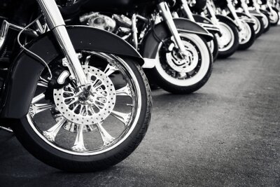 Schwarz-weiße Motorräder in einer Reihe