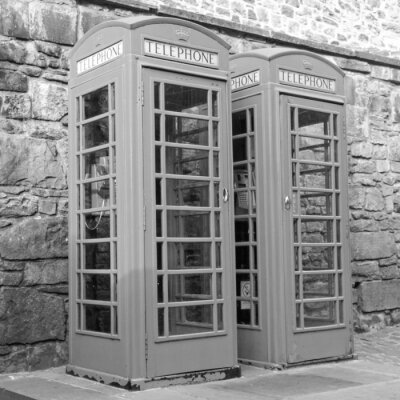 Schwarz-weiße Telefonzellen in London
