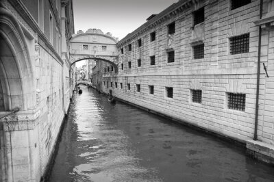 Schwarzweiße Seufzerbrücke in Venedig