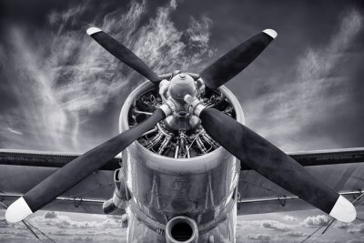 Schwarzweißfoto eines Flugzeugpropellers