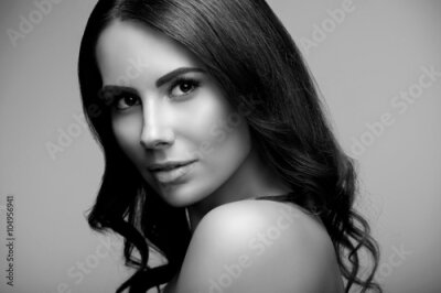 Poster Schwarzweißfoto eines Mädchens mit langen Haaren