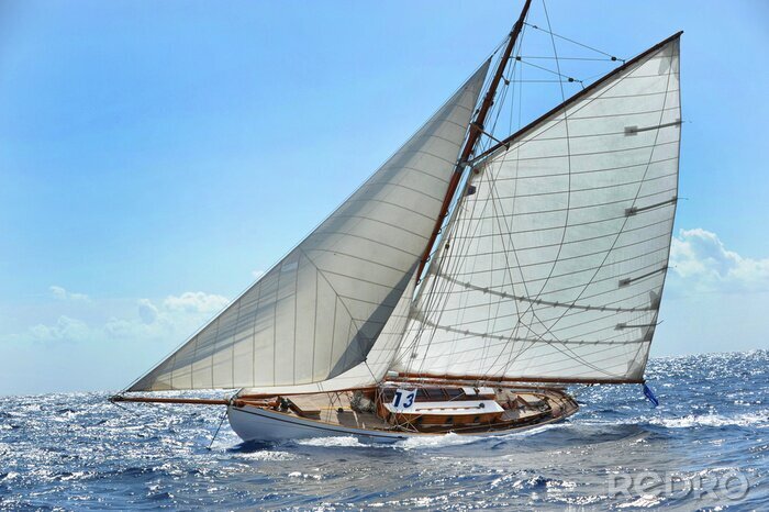 Poster Schwimmendes Segelboot auf See