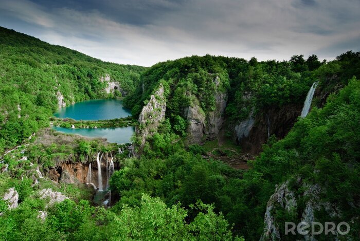 Poster Seen und Wasserfälle auf der Landschaft