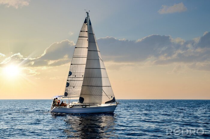 Poster Segelboot auf See und schöner Sonnenaufgang