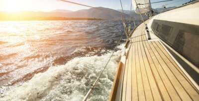 Segelboot bei Sonnenuntergang Berghintergrund