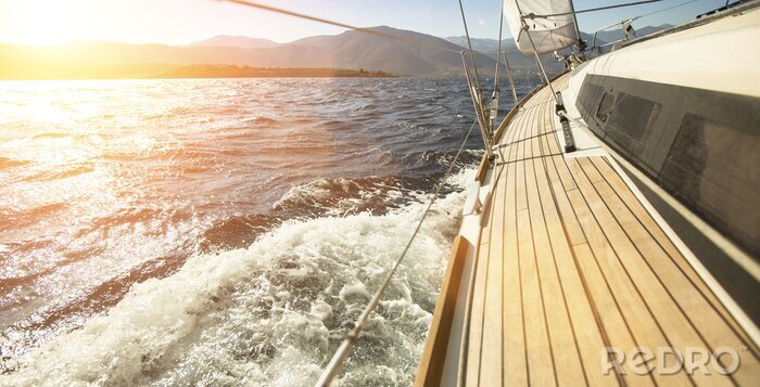 Poster Segelboot bei Sonnenuntergang Berghintergrund