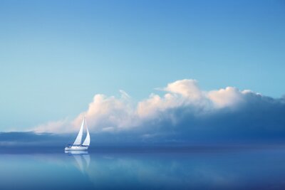 Segelboot vor dem Hintergrund der Wolken