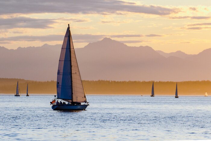 Poster Segelboote vor dem Hintergrund der Berge