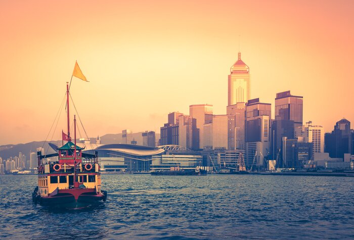 Poster Segelschiff mit Stadt im Hintergrund