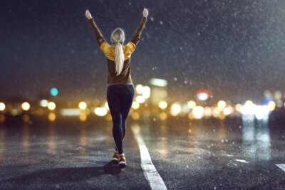 Siegreiche Läuferin im Regen
