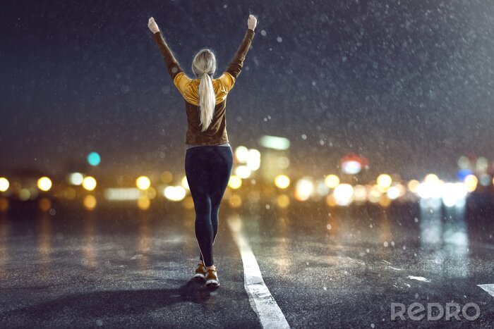 Poster Siegreiche Läuferin im Regen