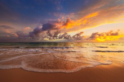 Sonnenaufgang über exotischem Strand