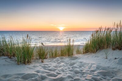 Sonnenuntergang über dem Meer und Sandstrand