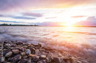 Poster Sonnenuntergang über der felsigen Küste