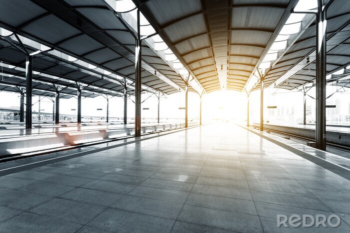 Poster Sonniger Bahnsteig ohne Züge