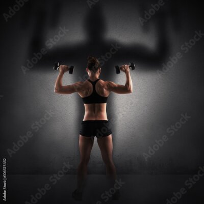 Poster Sportliche Frau mit Hanteln vor schwarzem Hintergrund