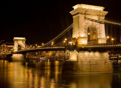 Stadt bei Nacht und Brücke im Hintergrund