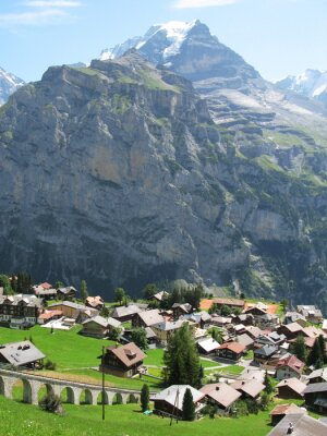 Stadt in der Gegend eines großen Berges
