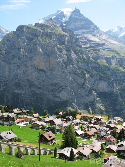 Poster Stadt in der Gegend eines großen Berges