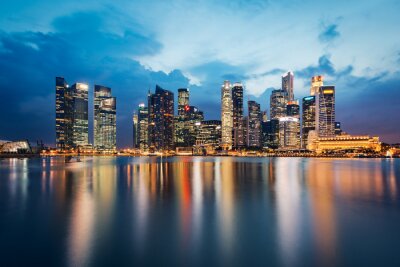 Stadt Singapur bei Dämmerung