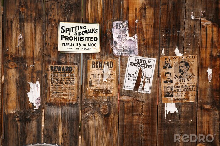 Poster Steckbriefe auf Holzzaun