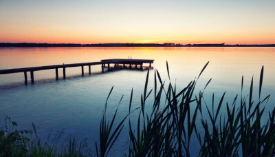 Steg mit abendlichem Himmelhintergrund
