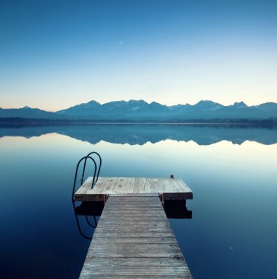 Steg mit Alpenhintergrund