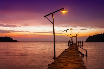 Steg mit angemachten Laternen