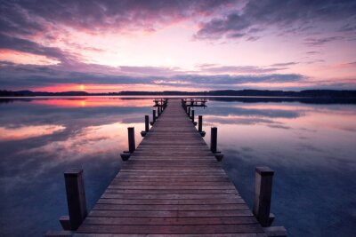 Steg mit violettem Himmelhintergrund