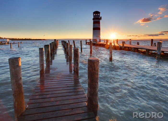 Poster Stege mit Leuchtturm im Hintergrund
