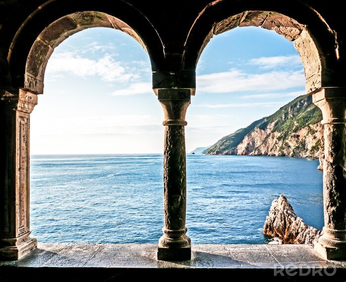 Poster Steinige Säulen in Meerlandschaft
