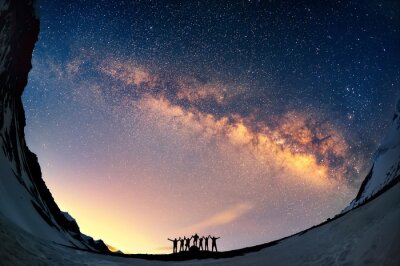 Sterne blinken über einer Gruppe von Menschen