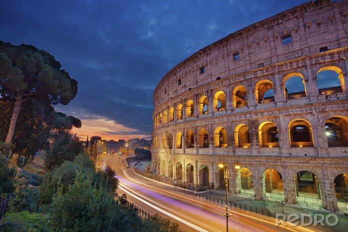 Poster Stimmungsvolles Kolosseum in Rom bei Nacht