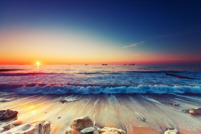 Poster Sonnenaufgang und Felsen am nach Maß Meer