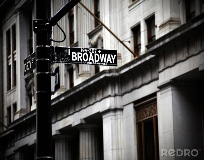 Poster Straße mit Wegweiser auf Broadway