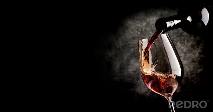 Poster Strömender Wein auf schwarz