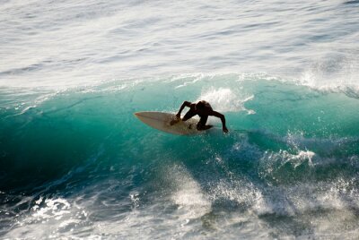 Surfer am azurblauen Wasser