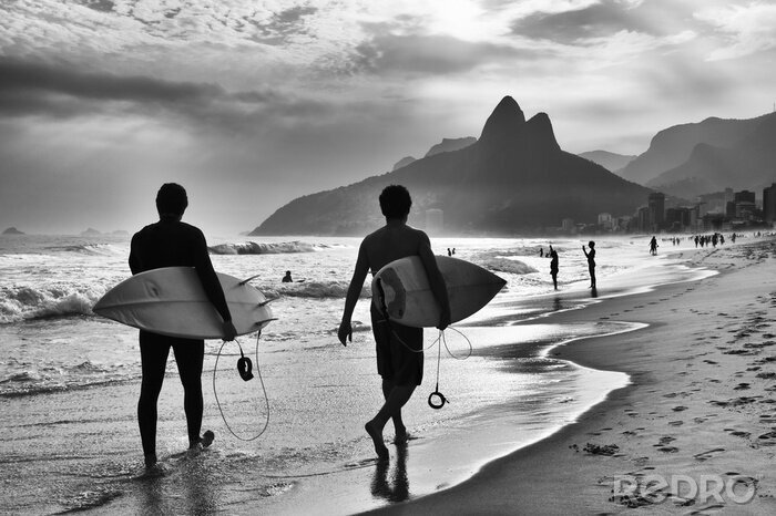 Poster Szenische Schwarzweiss-Ansicht von Rio de Janeiro, Brasilien mit brasilianischen Surfer entlang der Küste von Ipanema Beach zu Fuß