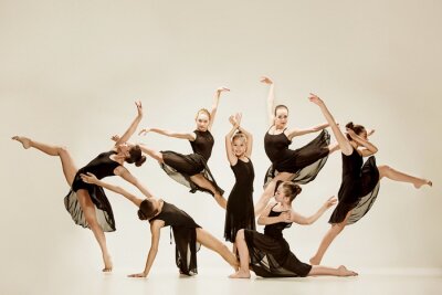 Poster Tänzerinnen in Schwarz zeigen eine Vorführung