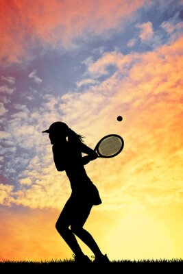 Tennisspielerin auf buntem Himmelhintergrund