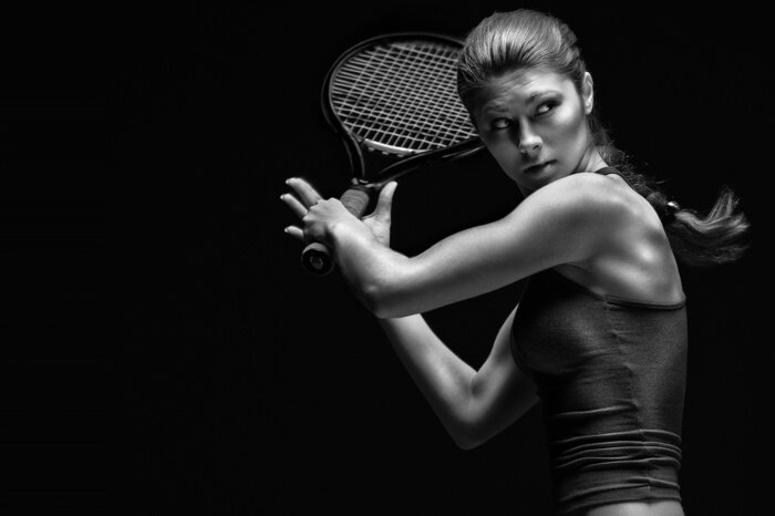 Poster Tennisspielerin vor dem Aufschlag