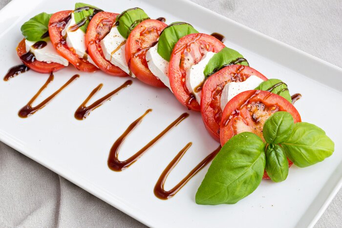 Poster Tomatenscheiben mit Mozzarella und Basilikum