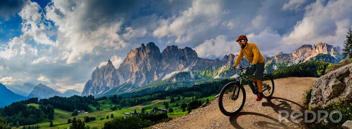 Poster Tourist auf dem Fahrrad in den Bergen