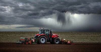 Traktor auf dem Feld während des Sturms