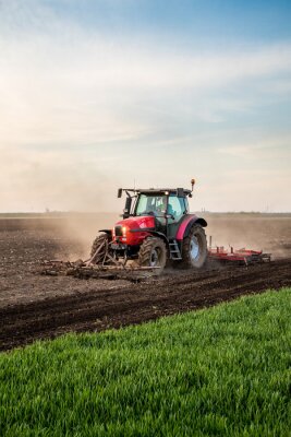 Traktor bereitet den Boden für den Frühling vor